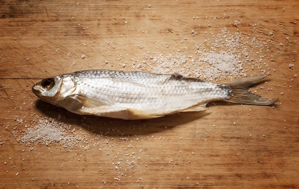 Сушеная рыба на деревянной доске — стоковое фото