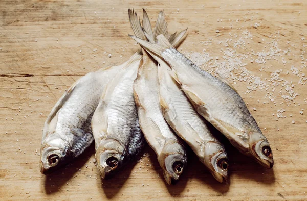 Pescado seco sobre tabla de cortar de madera —  Fotos de Stock