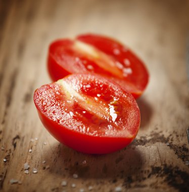 tahtada küçük domates