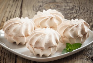 hatmi ahşap bir masa üzerinde