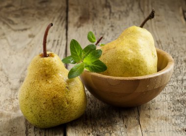 Ahşap bir masada armutlar