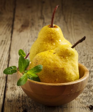 Ahşap bir masada armutlar