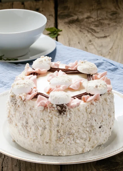 Безе торт на белой тарелке — стоковое фото