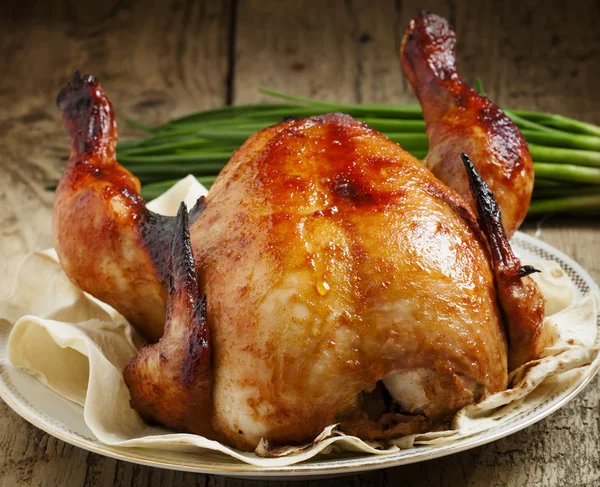 Pollo al forno su un piatto — Foto Stock