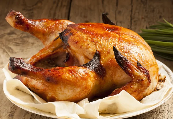 Gebackenes Huhn auf einem Teller — Stockfoto