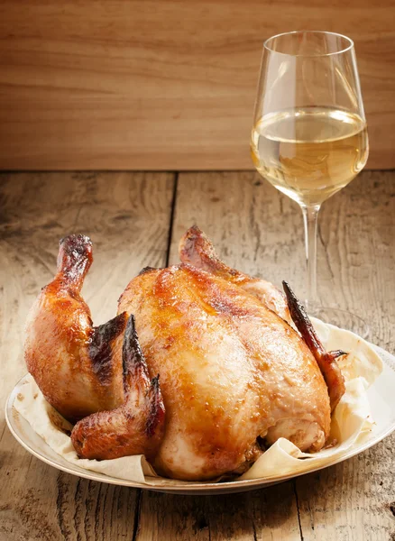 Gebackenes Huhn auf einem Teller — Stockfoto