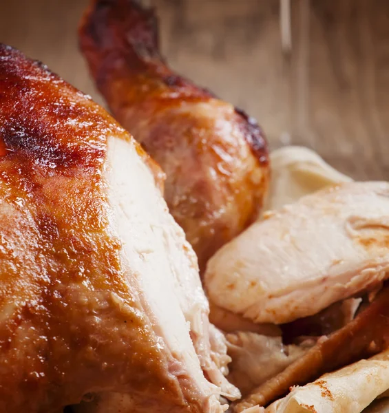 Gebackenes Huhn auf einem Teller — Stockfoto