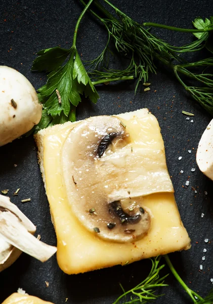 Warme broodjes met kaas en champignons — Stockfoto
