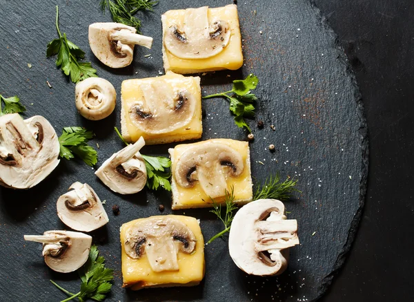 Sanduíches quentes com queijo e cogumelos — Fotografia de Stock