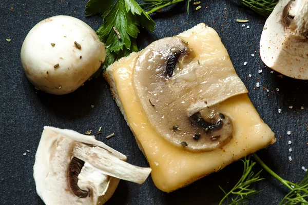 Warme broodjes met kaas en champignons — Stockfoto