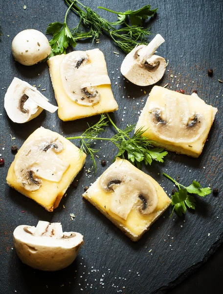 Roti lapis panas dengan keju dan jamur — Stok Foto