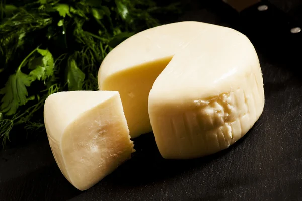 Traditionele Kaukasische zelfgemaakte kaas sulguni — Stockfoto