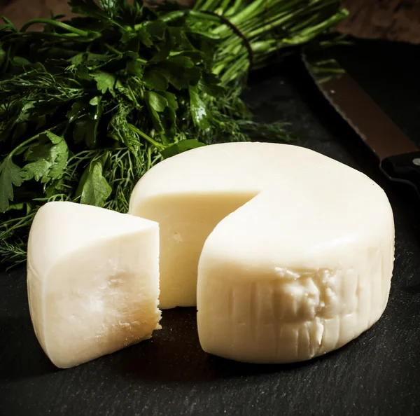 Traditionele Kaukasische zelfgemaakte kaas sulguni — Stockfoto