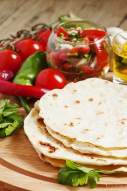 Sebze ile gemide ev yapımı tortilla