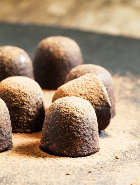 Ev yapımı çikolatalı trüf.