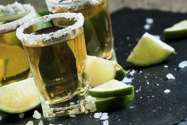 Gold Mexican tequila — Stock Photo, Image