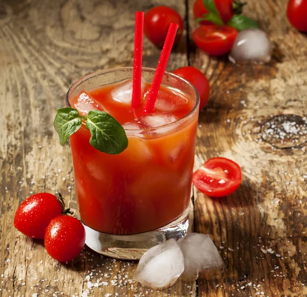 Röd cocktail med tomatjuice — Stockfoto