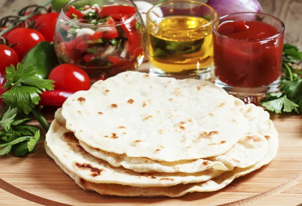 Tortilla casera en el tablero con verduras — Foto de Stock