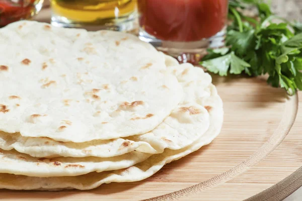 Tortilla caseira no tabuleiro com legumes — Fotografia de Stock