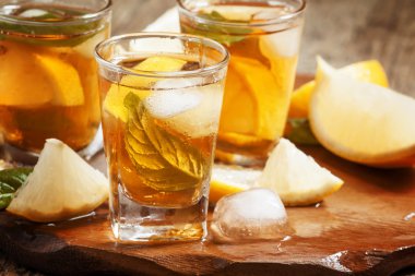 Limonlu taze soğuk siyah çay