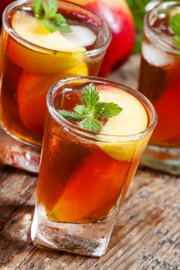 Adet meyve ve nane ile şeftali çay 