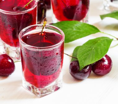 Ev yapımı vişne likörü 