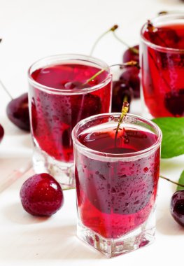 Ev yapımı vişne likörü 