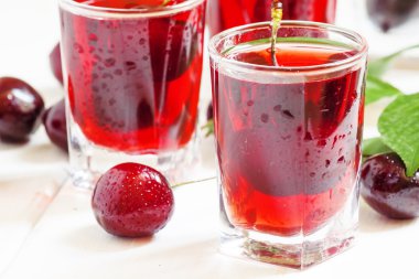 Çilek ile taze vişne suyu