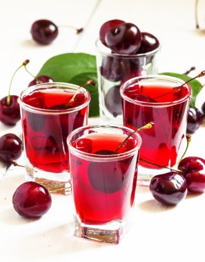 Çilek ile taze vişne suyu