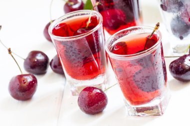 Çilek ile taze vişne suyu
