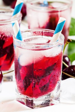 Kiraz kırmızı içecek bir kalp şeklinde buz ile