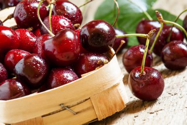 Hasır sepet, seçici odak içinde koyu kırmızı Olgun Kiraz