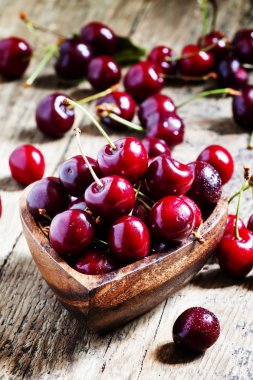 ahşap kase taze kiraz