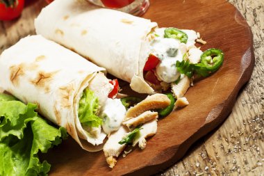 Türk döner kebap, et ve pide ekmek ile rulo 