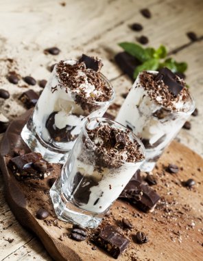 Dondurmalı çikolatalı tatlı. 