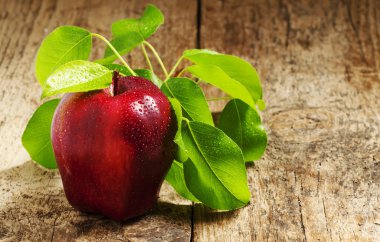 Su damlalı kırmızı elma 