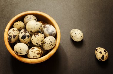 Tahta bir masada bıldırcın yumurtası.