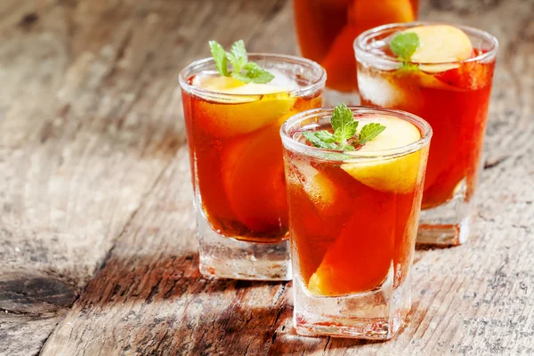 Peach Tea with pieces of fruit and mint — Stock Photo, Image