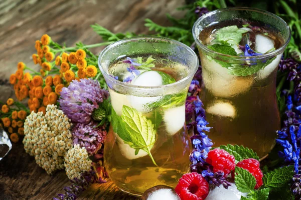 Травяной чай со льдом с травами — стоковое фото