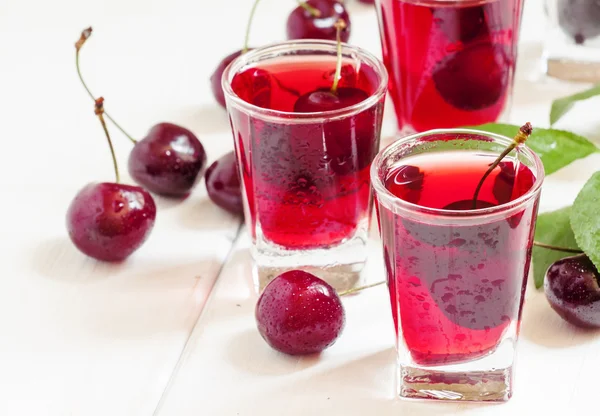 Çilek ile taze vişne suyu