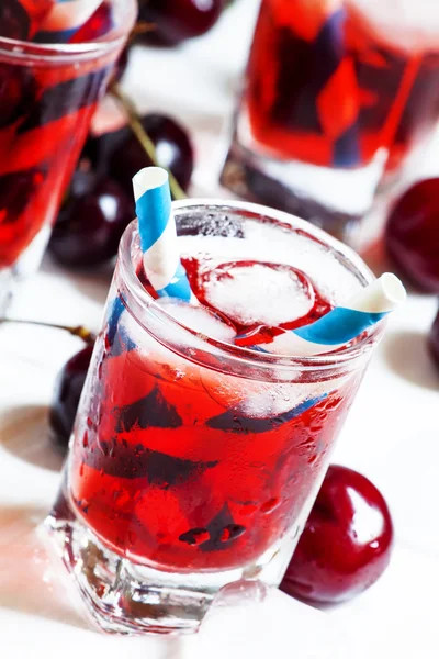 Bebida roja cereza con hielo en forma de corazón —  Fotos de Stock