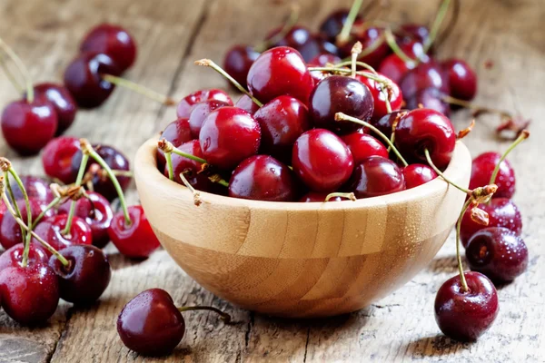 Cerises fraîches dans un bol en bois — Photo