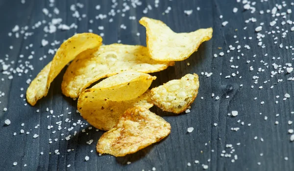 Potato chips and sprinkled salt — Stock Photo, Image