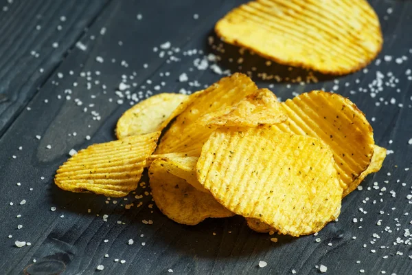 Potato chips and sprinkled salt — Stock Photo, Image