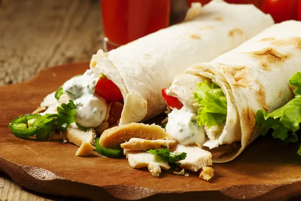 Turkse Döner kebab, rollen met vlees en pita brood op — Stockfoto