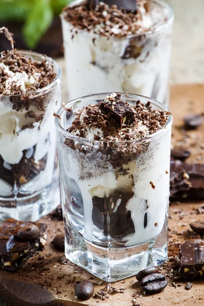 Chokladdessert med glass — Stockfoto