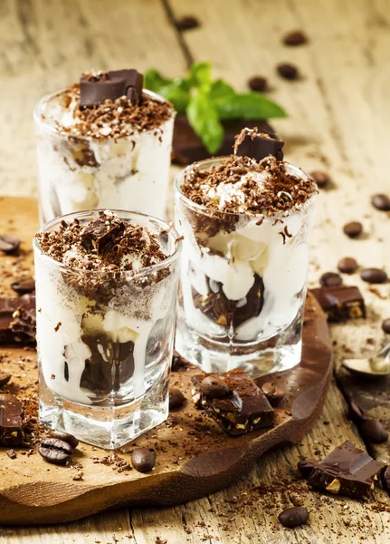 Chokladdessert med glass — Stockfoto