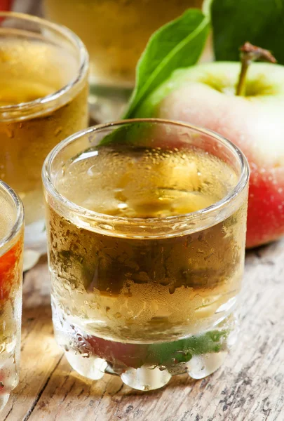 Fresco zumo de manzana refrescante —  Fotos de Stock