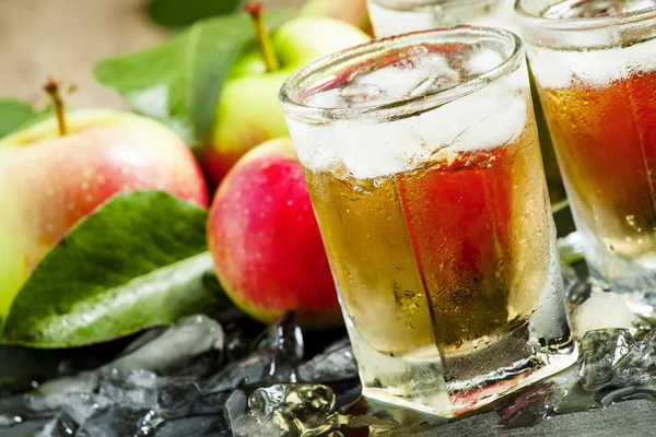 Fresco zumo de manzana refrescante — Foto de Stock