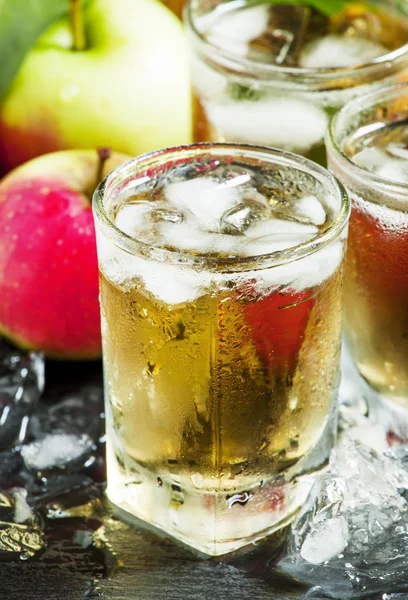 Chłodny orzeźwiający sok jabłkowy — Zdjęcie stockowe